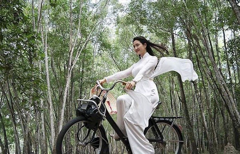 Chủ Nhật, tôi đi xe Velo- Solex lên nhà một người chị ruột. (Hình: Ngo-Quyen.org)